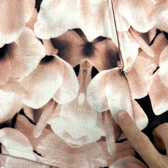 L’atiste By Amy Two Piece Floral Set High Rise Shorts Crop Top Navy Pink - Picture 16 of 16